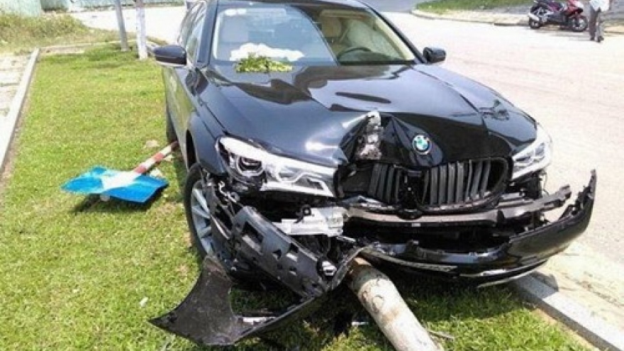 BMW 730Li damaged in Vietnam roadshow accident