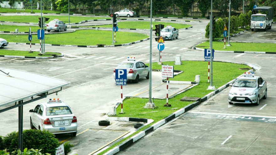 Low car prices see HCM City residents cram driving schools