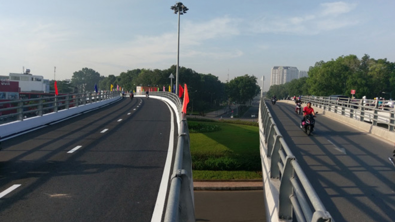 Steel flyover helps ease traffic congestion at Tan Son Nhat airport area