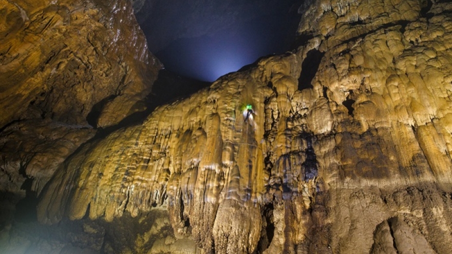 Plan approved for steel ladder to help explorers conquer 'Great Wall of Vietnam'