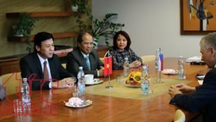 
        Ambassador helps bridge Vietnamese, Czech localities
                              