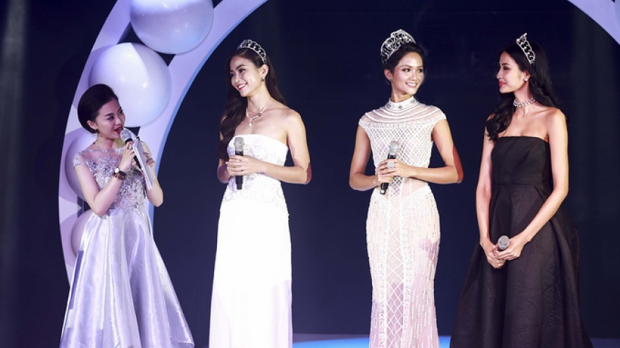 Vietnamese celebs meet up at HCM City fashion event
