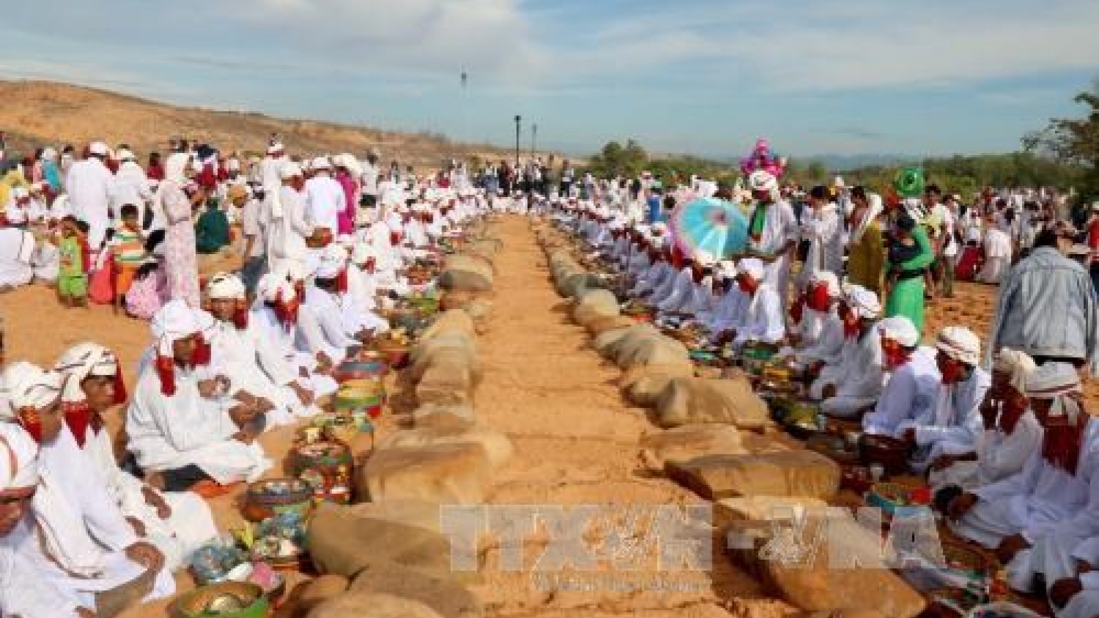 Binh Thuan: Cham Bani people celebrate Ramuwan festival