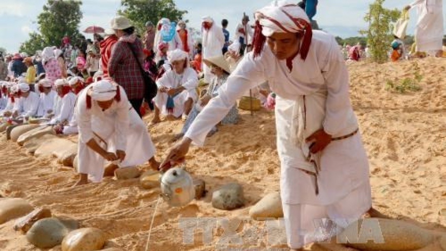 Ninh Thuan: Muslim Cham people busy preparing for Ramuwan