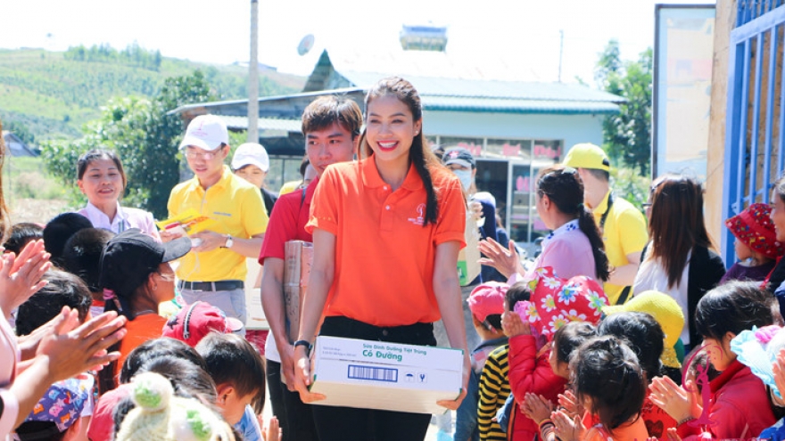 Beauties present gifts & charity houses to the poor in Lam Dong