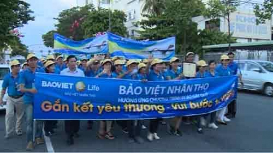 Charity walk invites donations for poor children in Binh Thuan