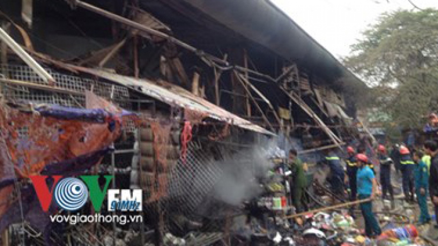 Huge fire in Nhat Tan market destroys kiosks