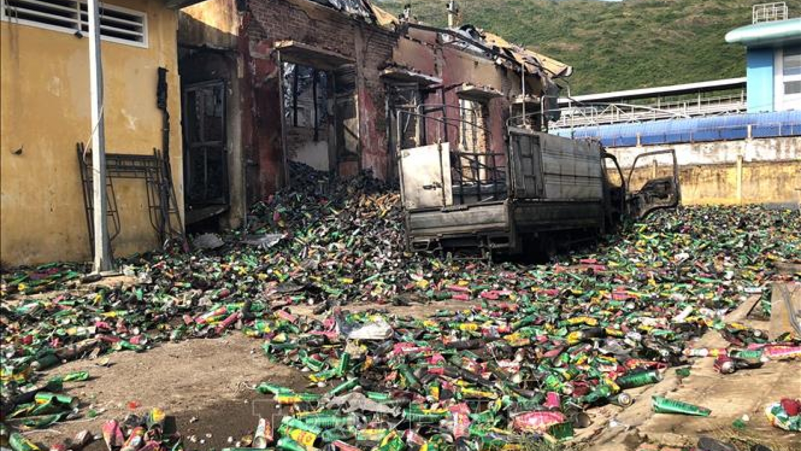 Fire engulfs warehouse at Agricultural Science Institute in Quy Nhon