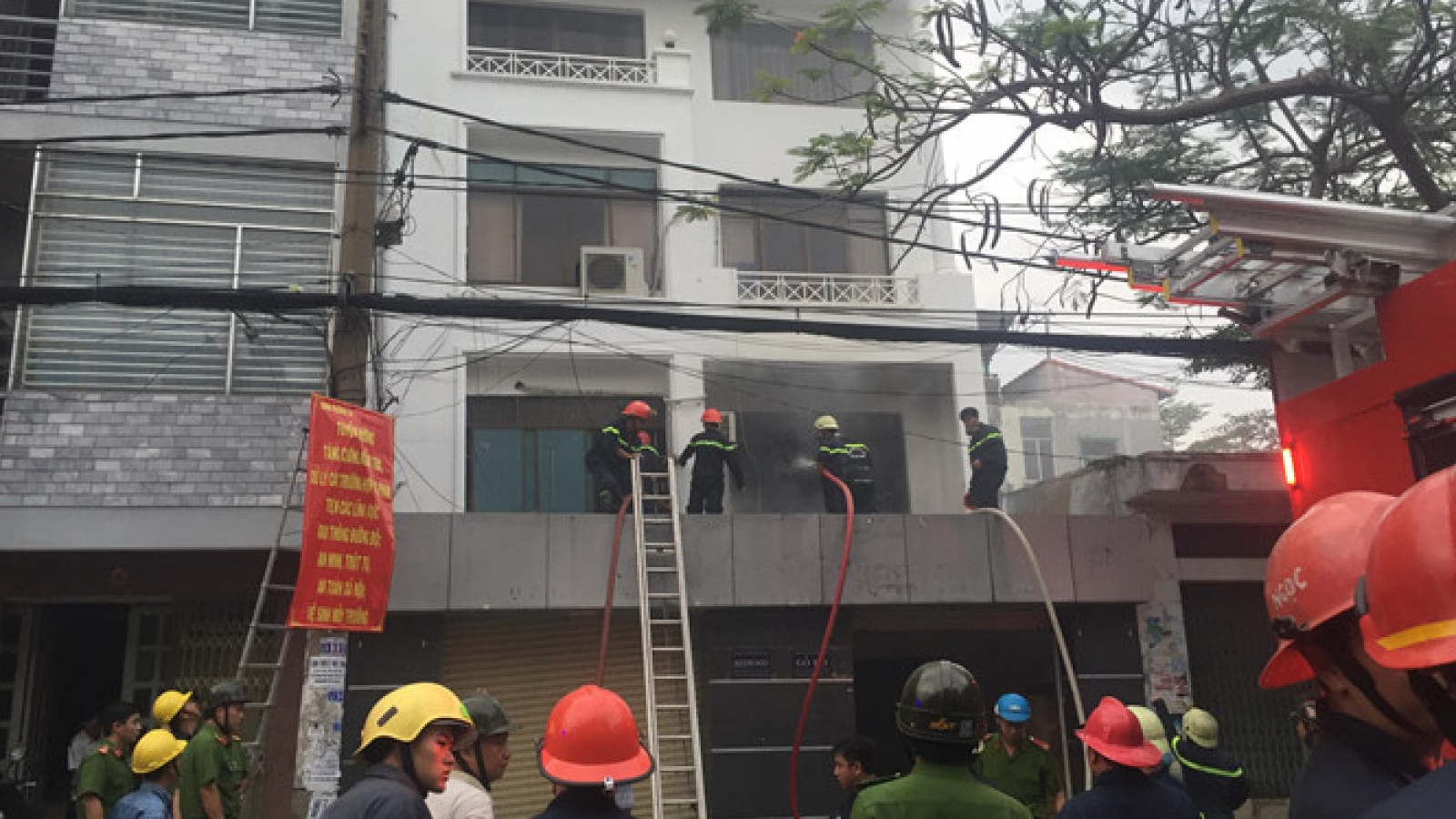 Police senior lieutenant killed while tackling blaze in HCM City
