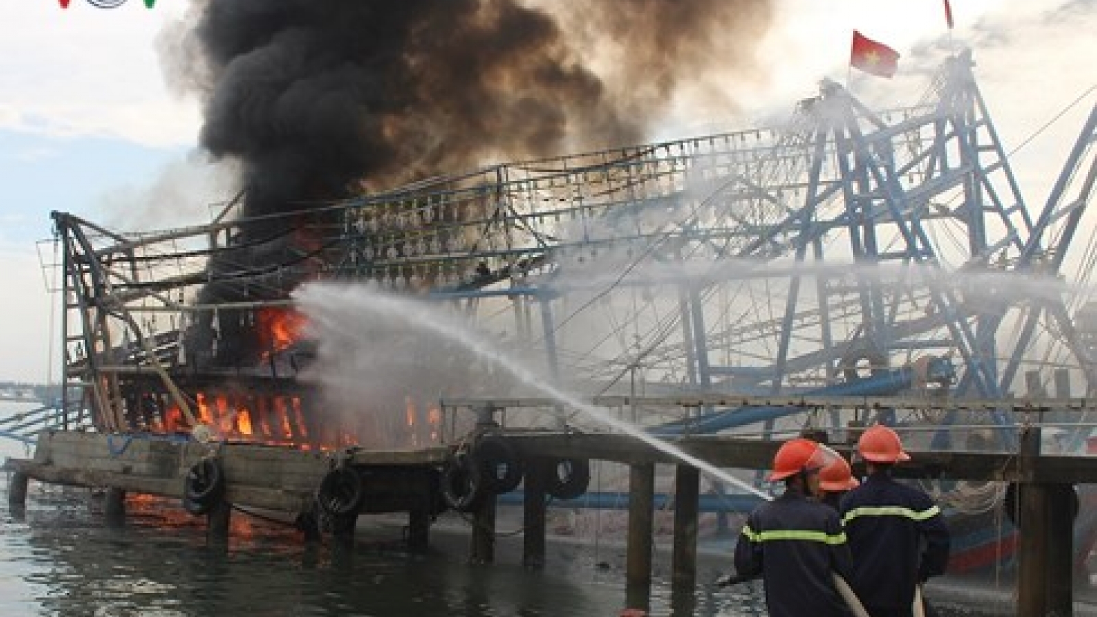 Fire destroys squid fishing vessel in Quang Nam
