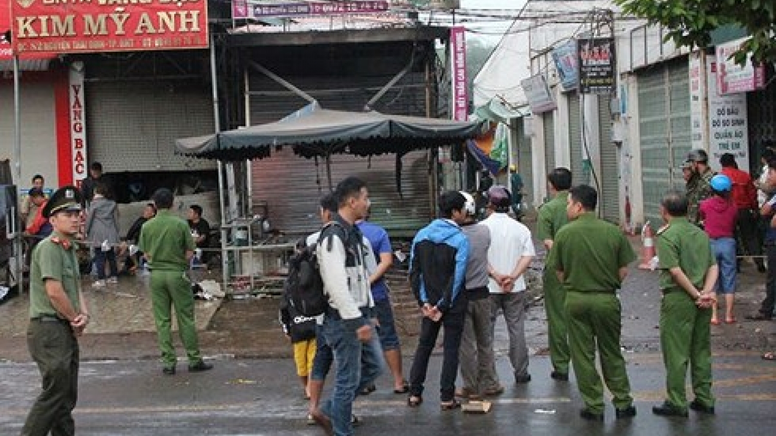 Two dead as fire engulfs flower shop in Dak Lak