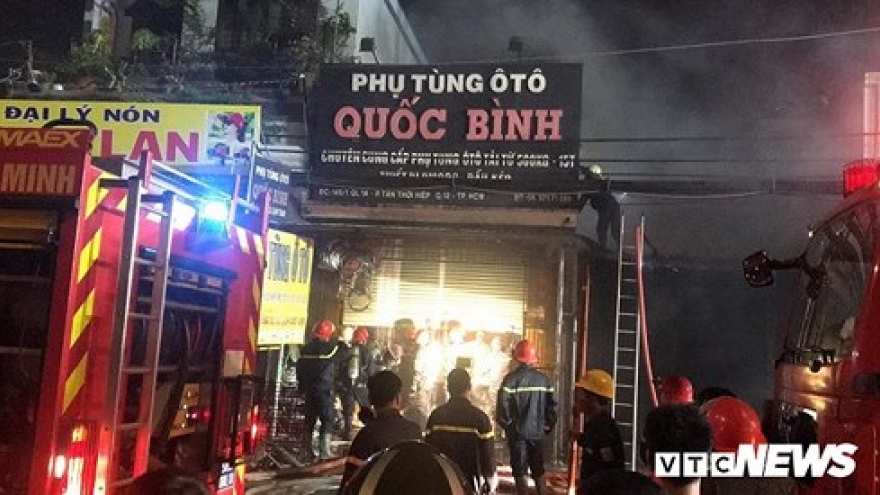 Fire engulfs autoparts shop in HCM City