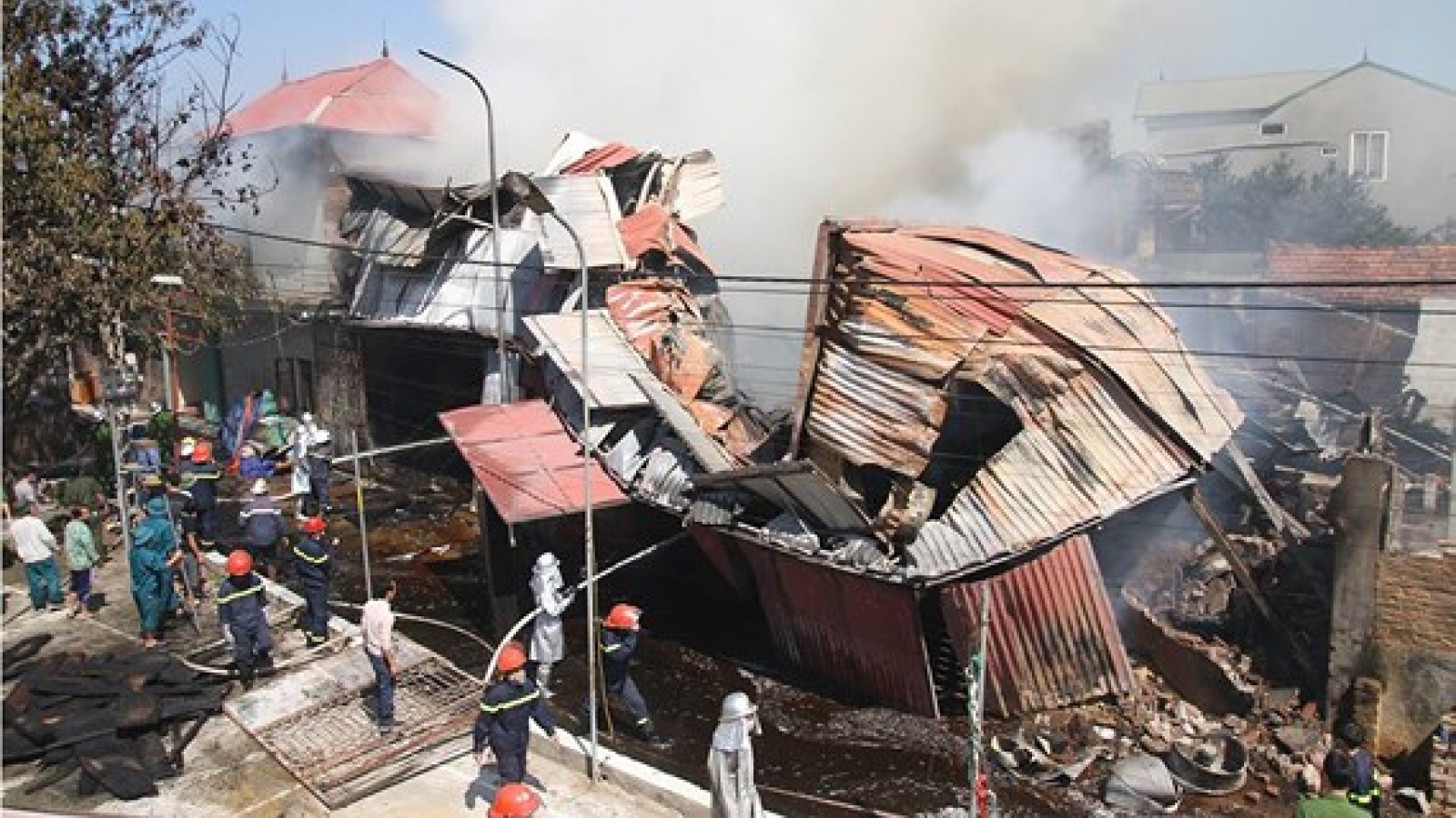 Fire destroys wooden workshop in Lung Kenh craft village