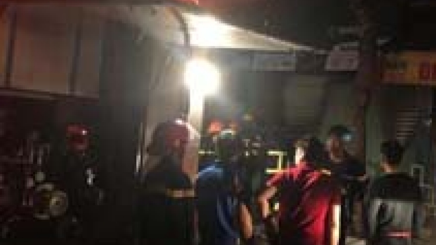 Fire destroys mobile phone shop in ThanhHoa province