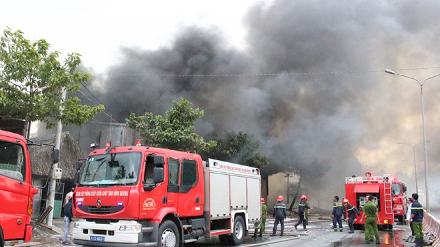 Massive fire destroys foam factory in southern Vietnam