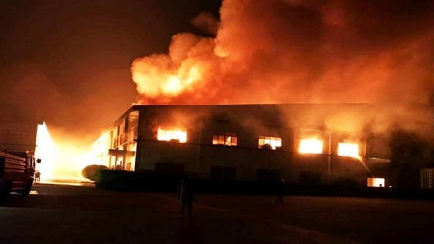 Fire engulfs Binh Duong warehouse 
