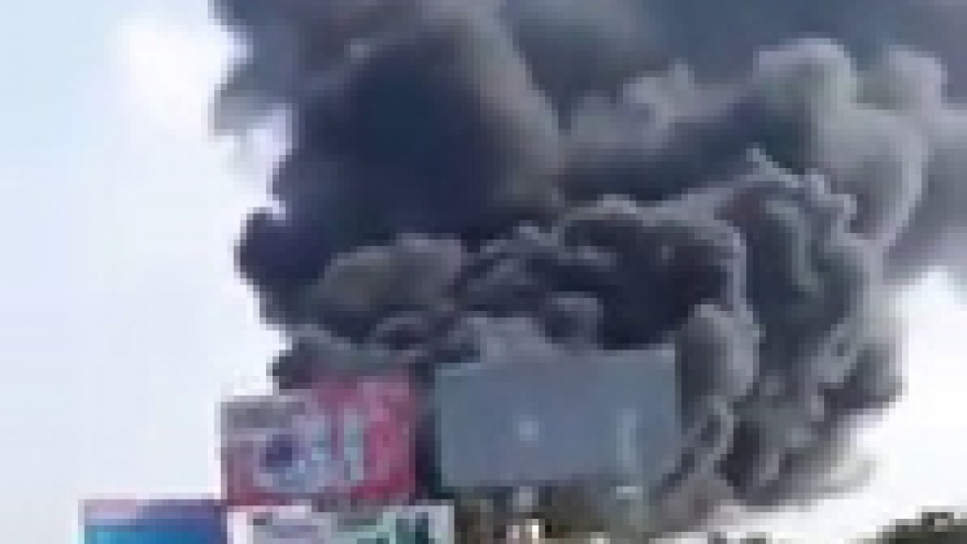 Fire rips through fruit barn in Tien Giang