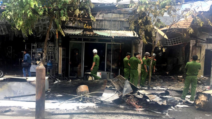 Fire in HCM City District 7 destroys 3 shops