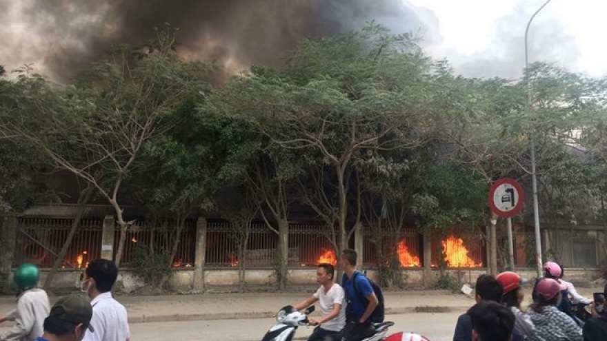 Huge fire rips through Quang market in Hanoi