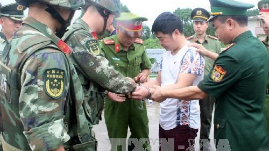 Quang Ninh police hand over wanted man to Chinese police