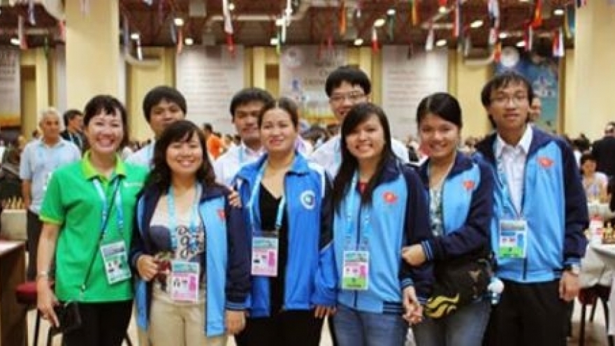 Women continue winning streak, men lose at Olympiad 