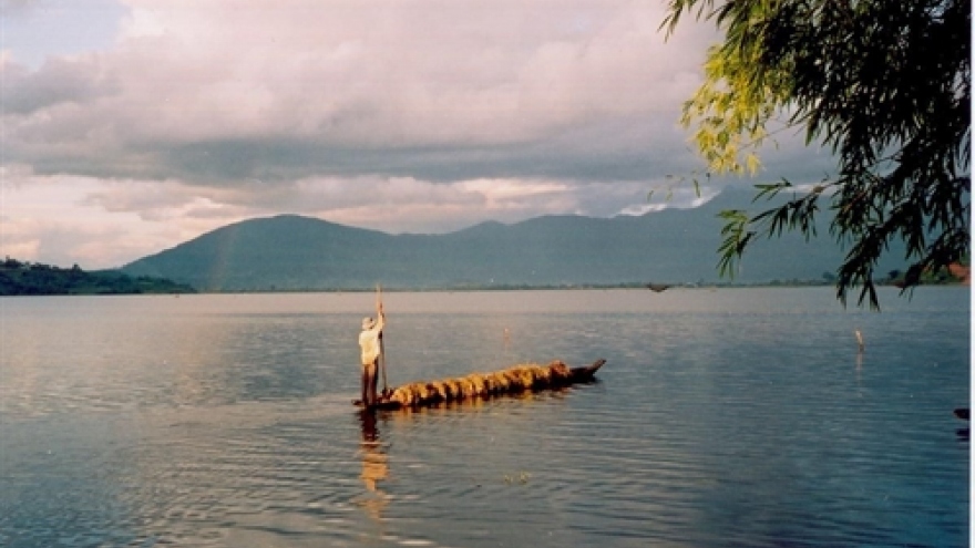 Discovering Chieng Khoi Lake, mountains, caves and culture