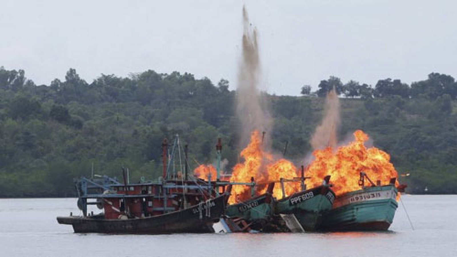 Indonesia seizes two Chinese fishing vessels