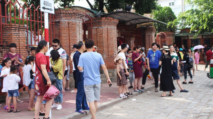 Nha Trang tourism employees work overtime to serve tourists