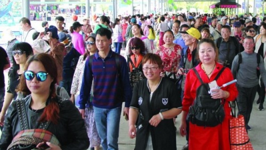 Chinese tourist influx to Ha Long Bay brings smiles, grimaces