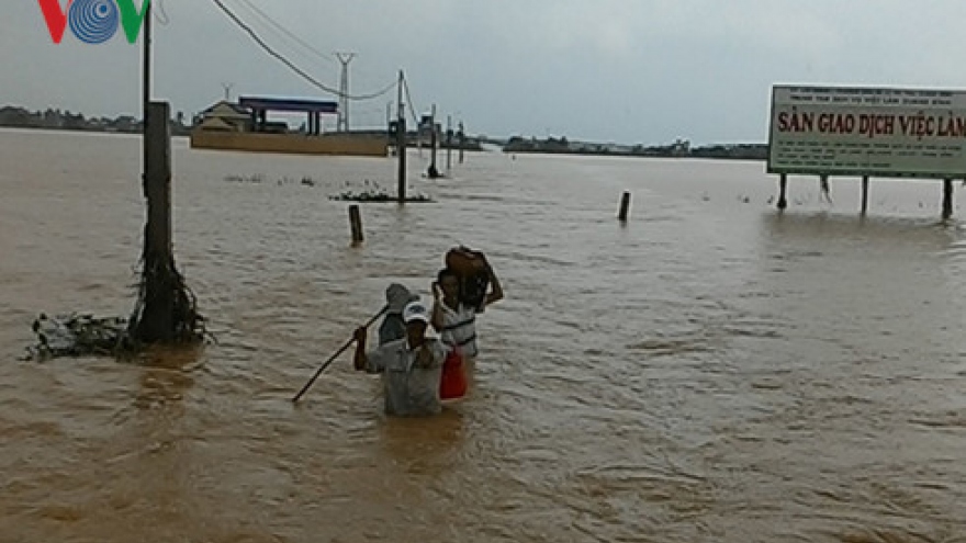 Most painful tears photos: Floods inundate central Vietnam