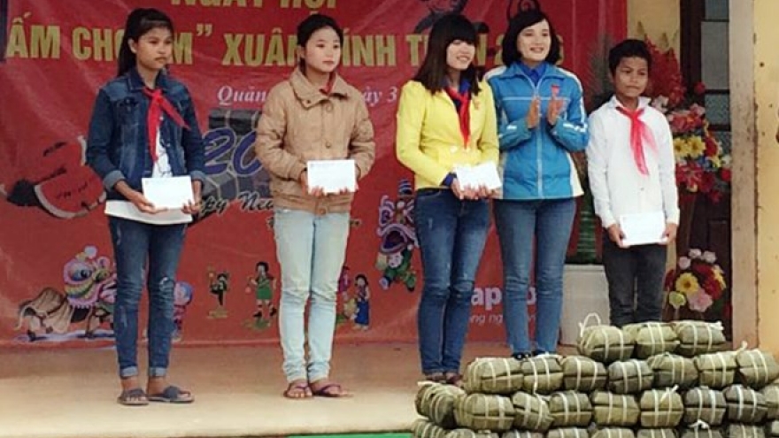 Tet gifts, charitable grants for impoverished people nationwide