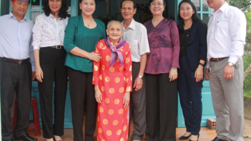 Promoting tribute policies for revolutionary contributors