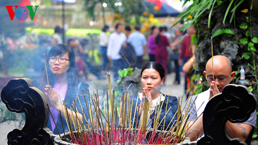 Visiting pagodas and temples in the New Year