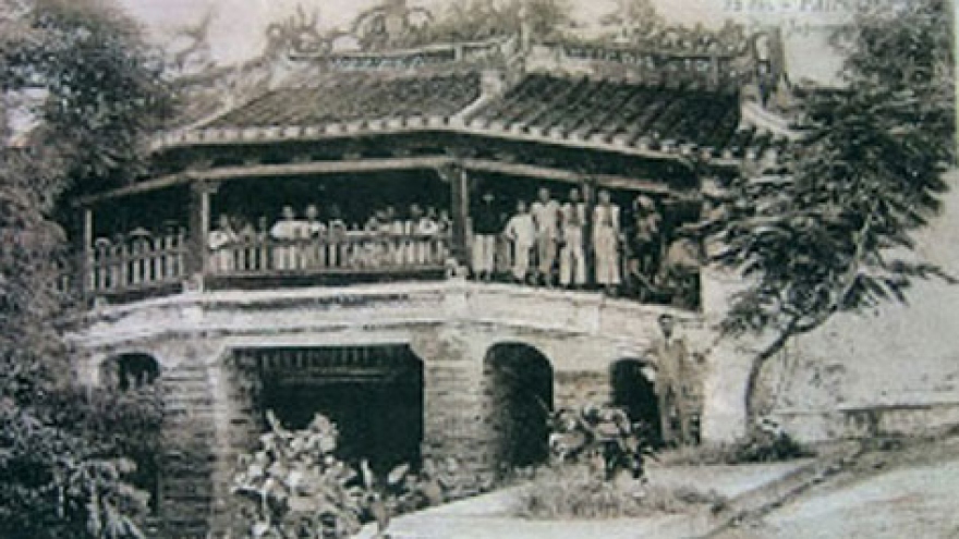 French journalist presents photos to Hoi An