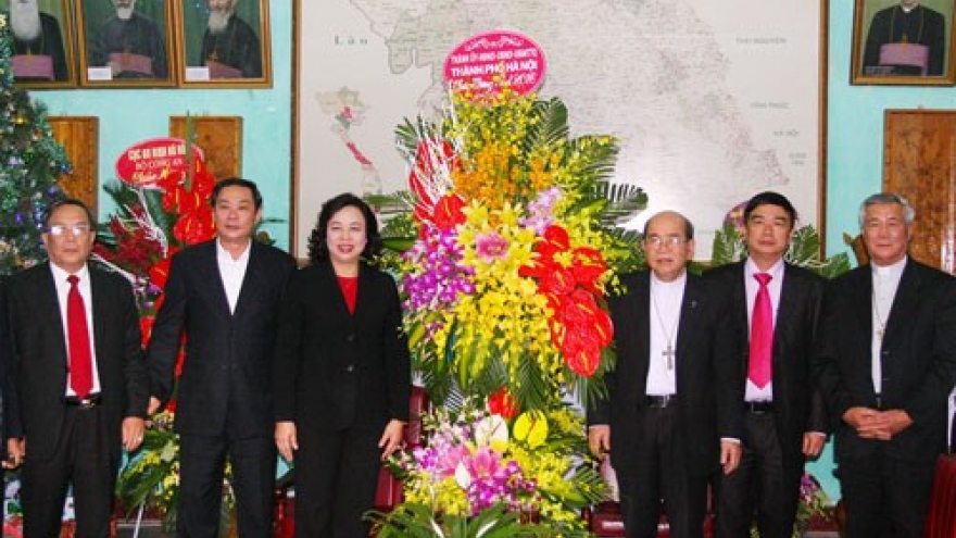 Hanoi authorities congratulate parishioners on Christmas
