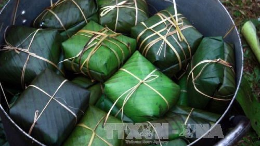 Chung cakes made for poor people ahead of Tet