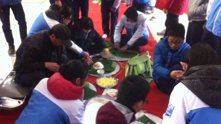 Mountainous children presented with Tet cakes