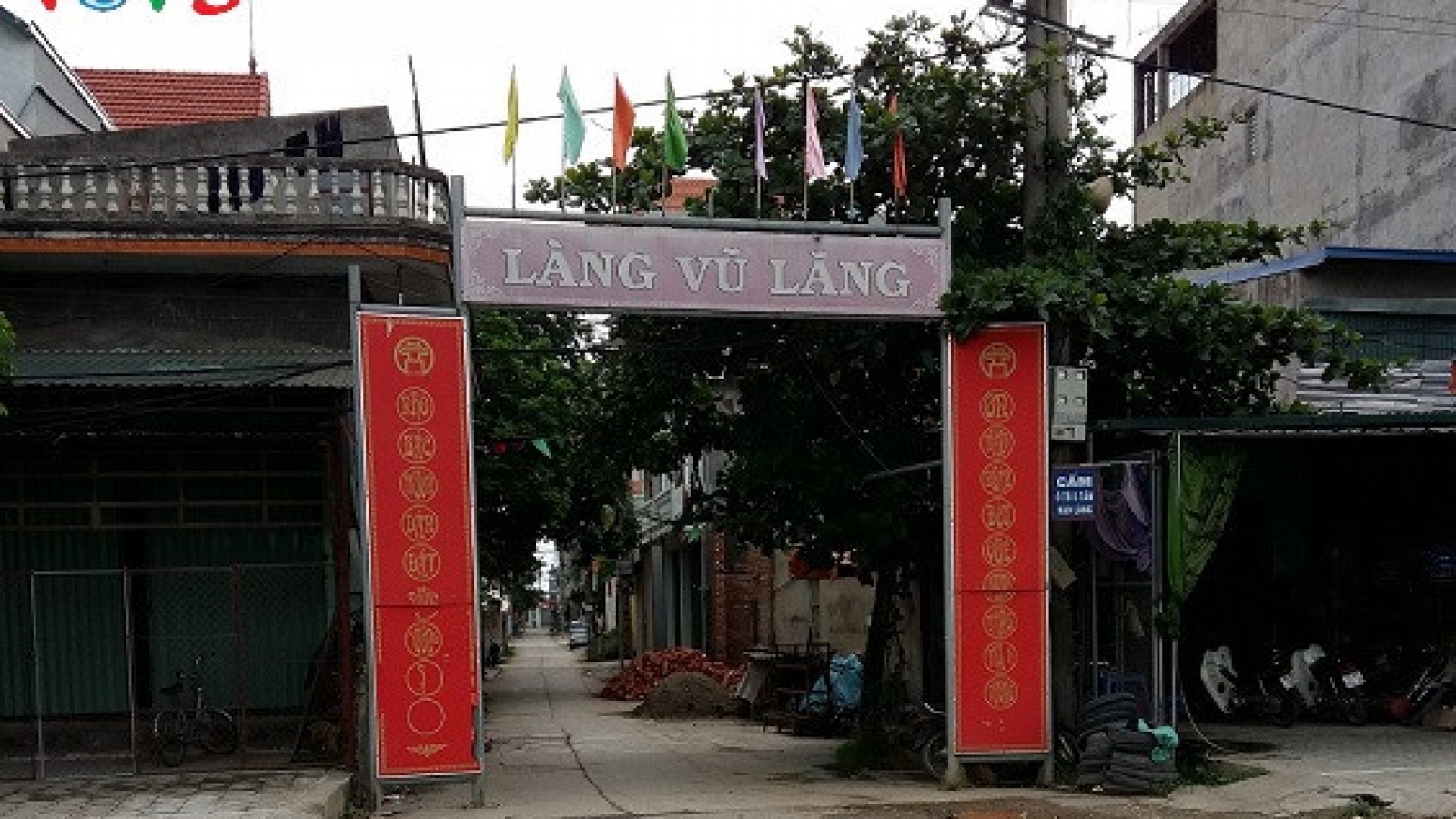 Statue carving in Vu Lang village