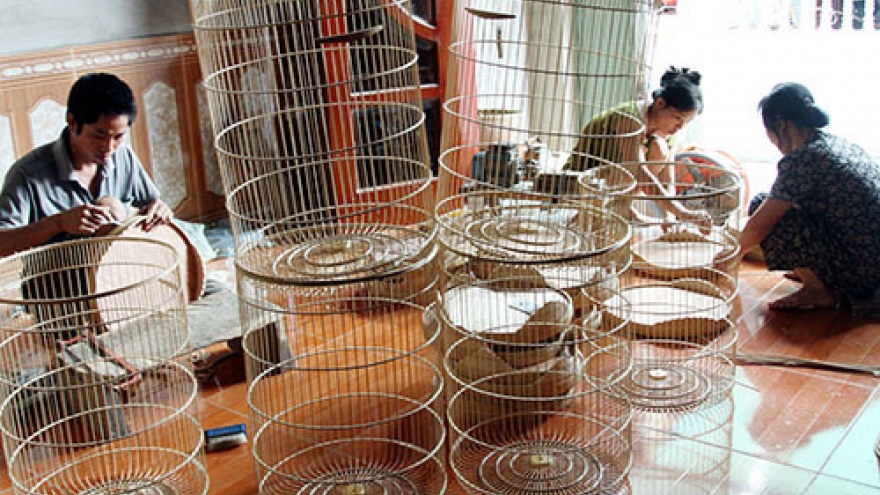 Birdcage making in Canh Hoach village