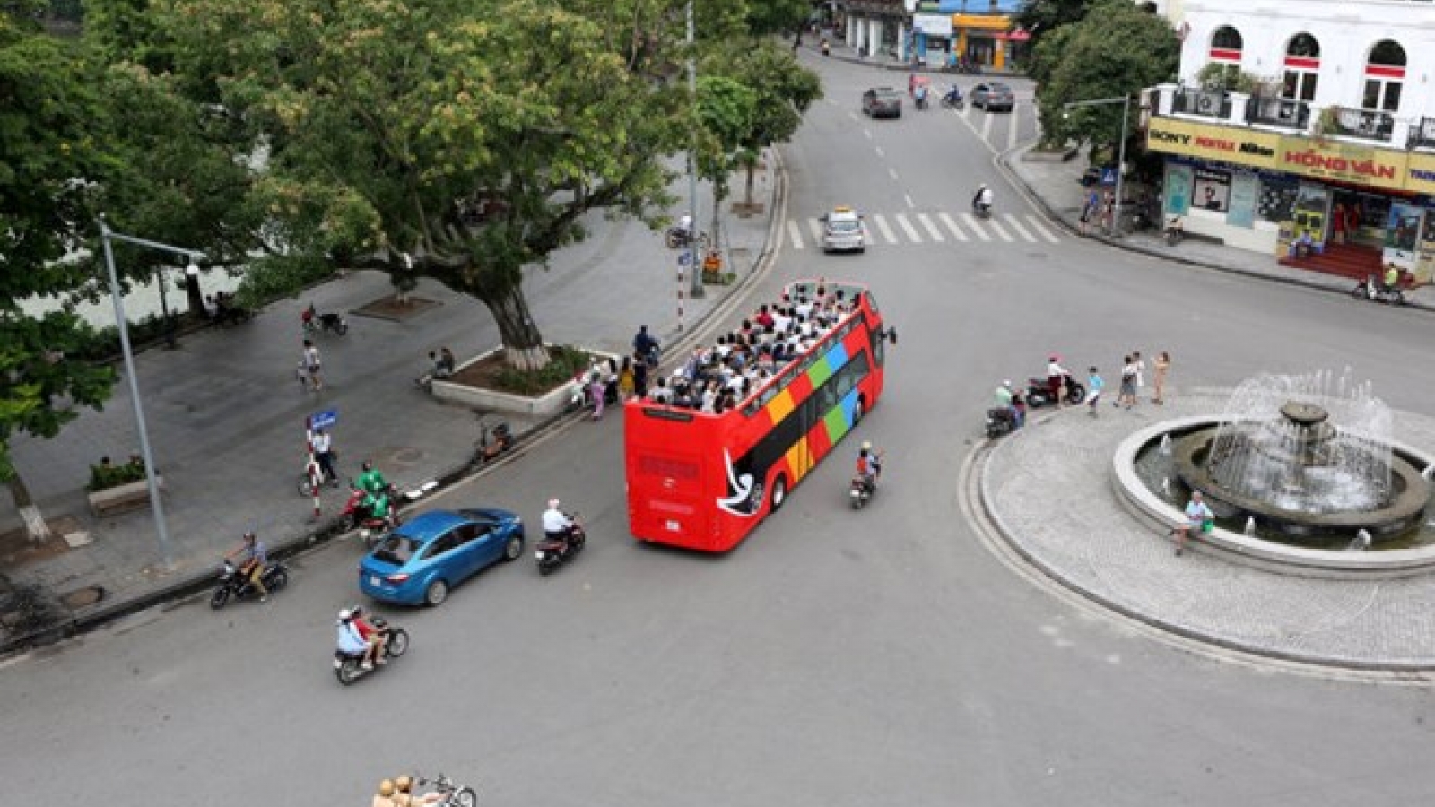 Hanoi to run double-decker tourist buses