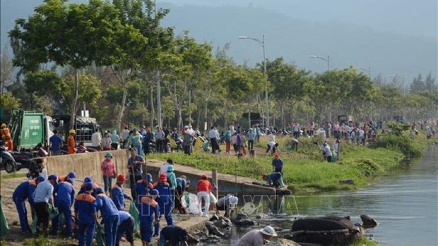 More than 2,000 people join beach cleaning in Da Nang