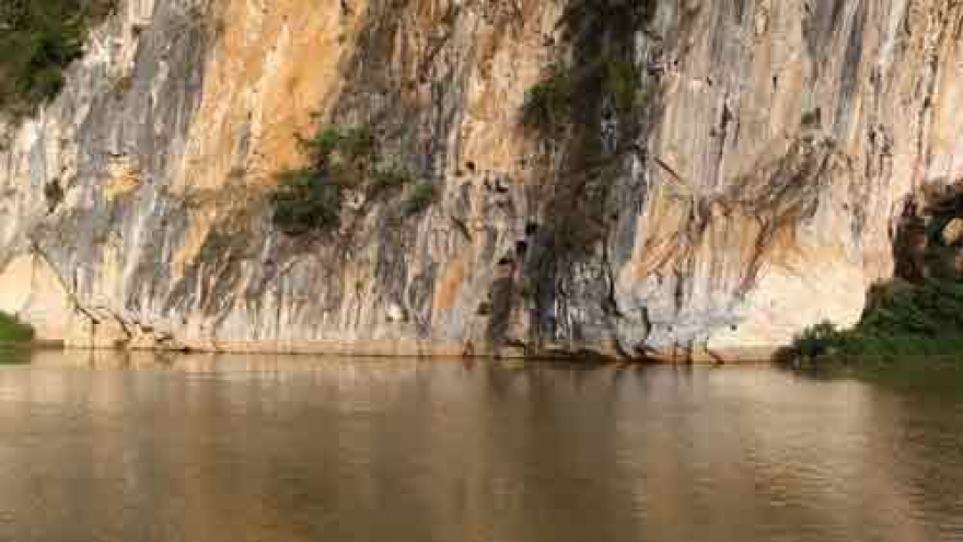 Cliff paintings puzzle scientists