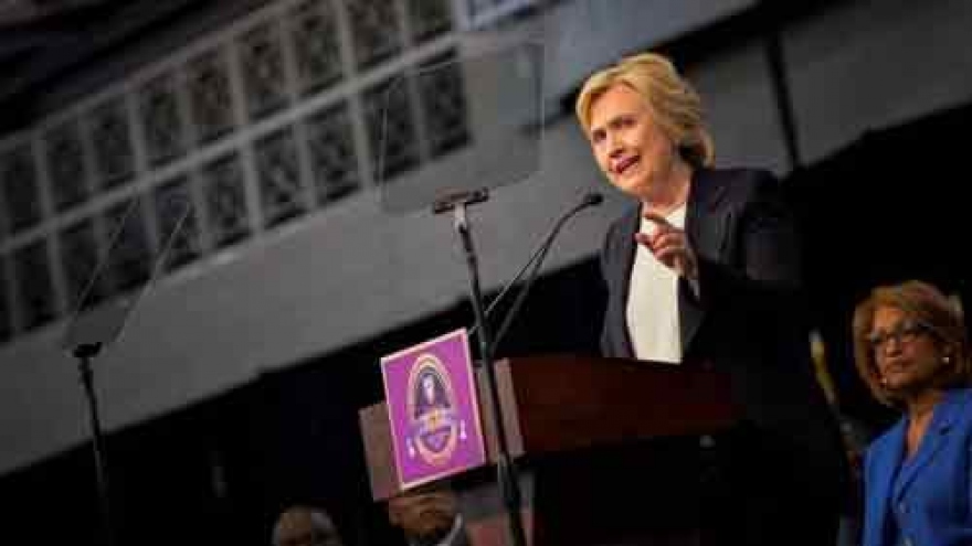 Clinton welcomes South China Sea ruling, says critical to US economy