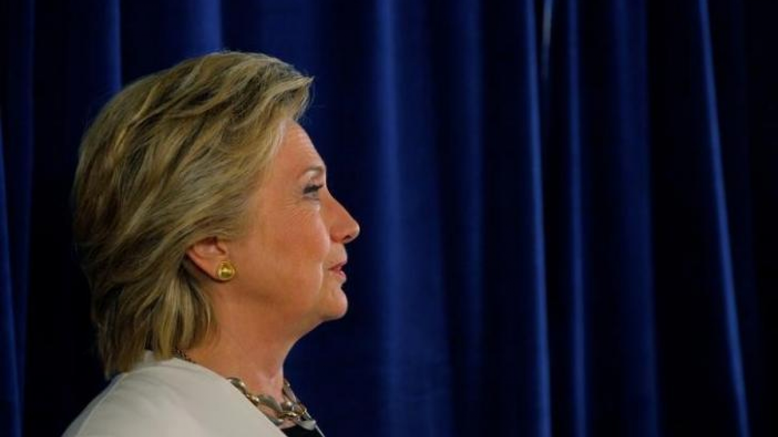 FBI clears Clinton in latest email review two days before election