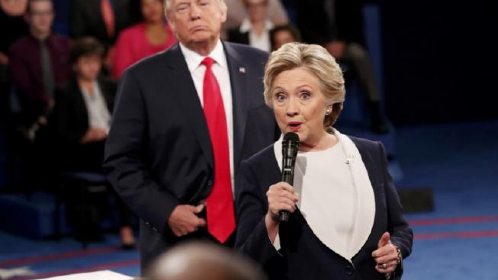 Trump vows to jail Clinton over emails if he wins White House