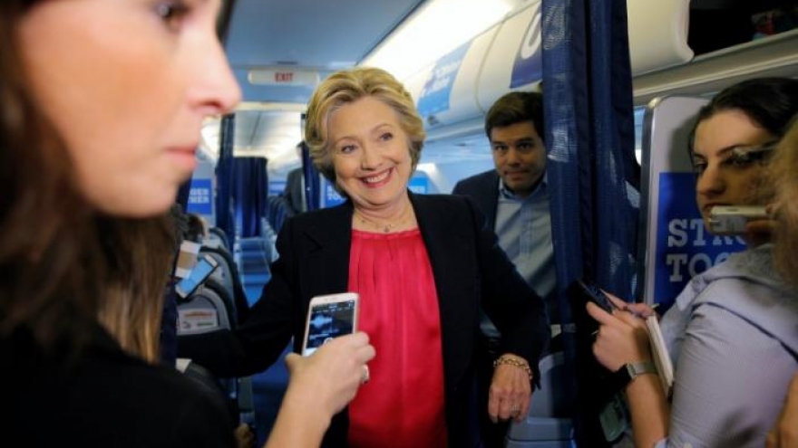 Clinton seeks to keep Trump on defensive after presidential debate