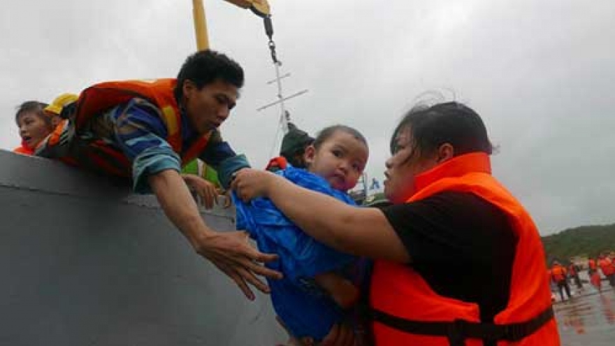 Navy ship docks Co To port, rescues stranded tourists 