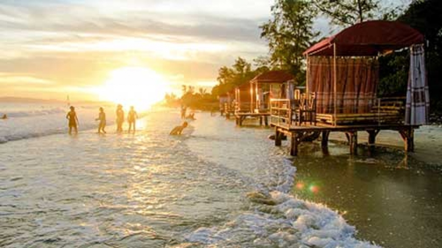 
        Sun shines on Co To Island
                              