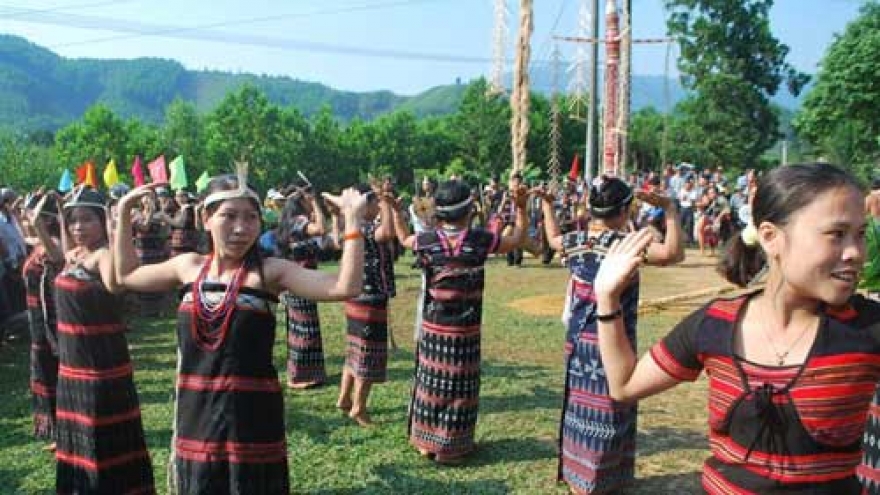 Co Tu ethnic people start Tatrai festival