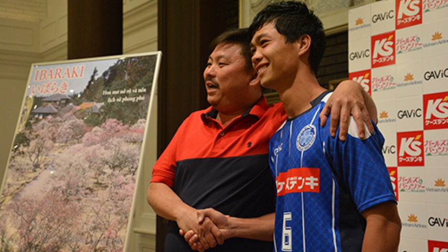 
        Striker Cong Phuong impresses fans in Japan
                              